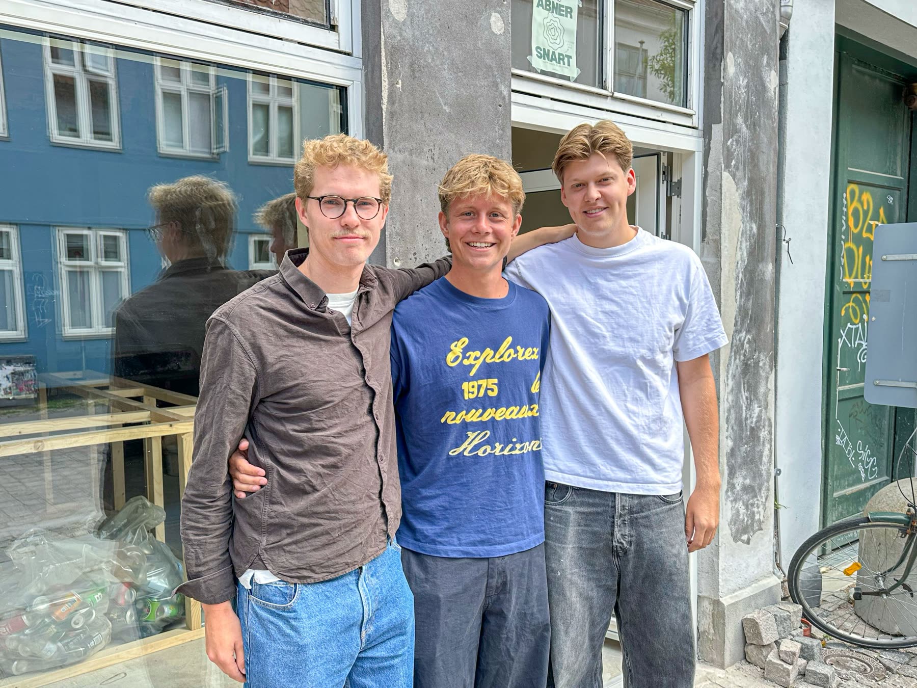 Adam, Jacob og Jacob foran Bar Ækko på Vestergade 46